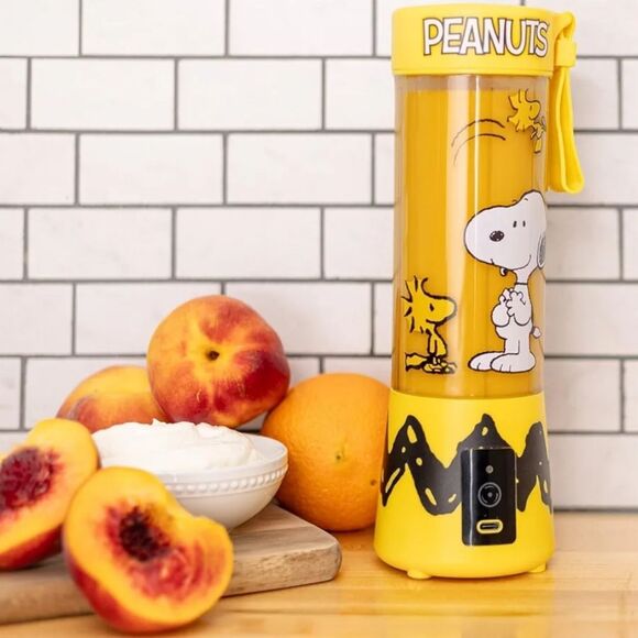 Uncanny Brands Peanuts, Snoopy, & Woodstock USB Rechargeable Portable Blender - Picture 6 of 11
